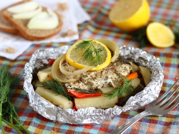 Минтай с картошкой и овощами в духовке: рецепт с фото