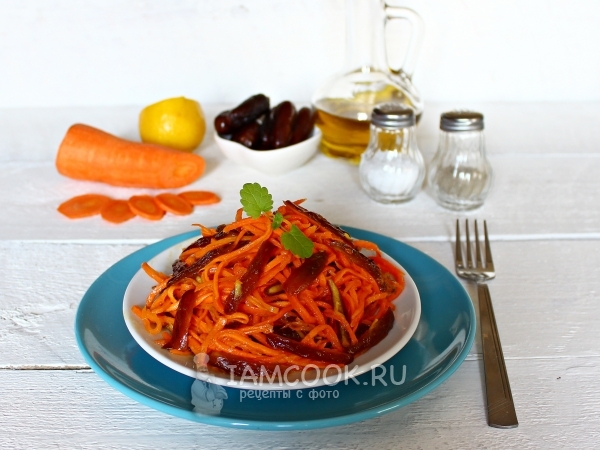 Морковно-финиковый салат с имбирной заправкой, рецепт с фото