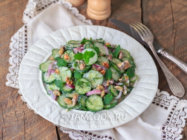 Салат из свежих огурцов с орехами, рецепт с фото