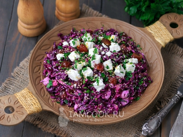 Салат с финиками, фетой и красной капустой, рецепт с фото