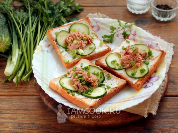 Бутерброды с тунцом и огурцом, рецепт с фото