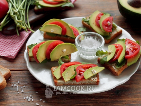 Бутерброды с авокадо и помидорами, рецепт с фото