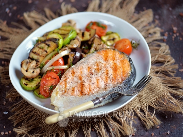 Стейк лосося с томатно-грибным соусом - рецепт приготовления, фото-инструкция, ингредиенты