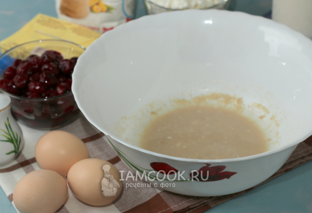 Дрожжевой пирог с вишней, творогом и кокосовой стружкой