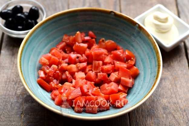 Салат с помидорами, огурцами и языком