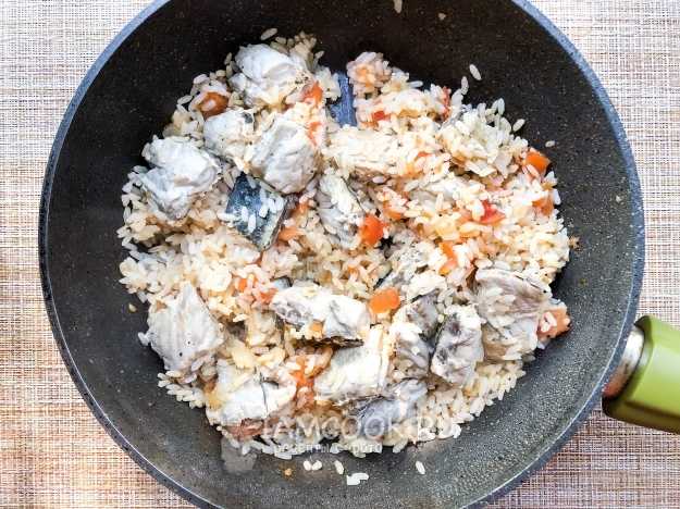 скумбрия с рисом на сковороде | Дзен