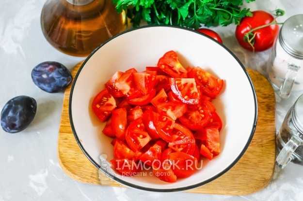 Рецепты салата с помидорами и сливами:
