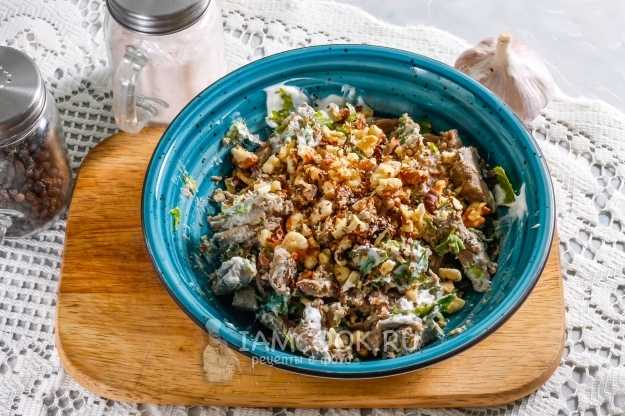 Салат «Цехтон» — рецепт мега мясного салата с грецкими орехами и сметаной