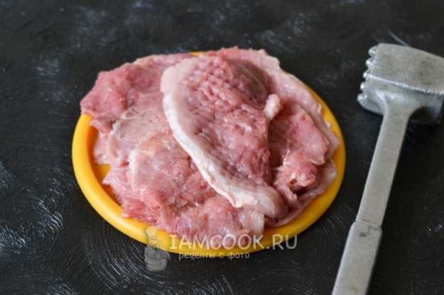 Мясные пальчики из свинины с салом и чесноком