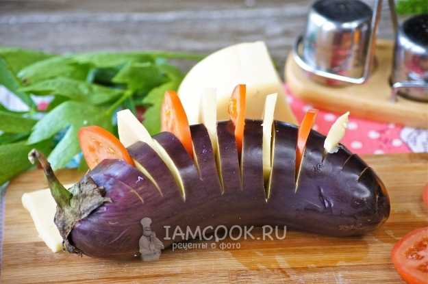 Баклажан гармошка с сыром и помидорами — рецепт с фото