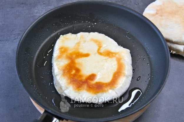 Пита с сыром, помидорами и маринованными огурцами - Лайфхакер