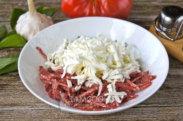 Грузинский салат с колбасой и помидорами - рецепт с фото на Пошагово ру