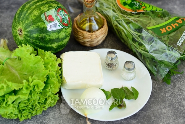 Салат с арбузом, мягким сыром и рукколой