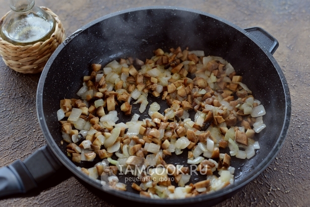 Грибы, фаршированные копченым мясом, в духовке