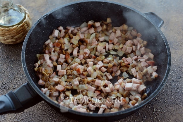 Грибы, фаршированные копченым мясом, в духовке