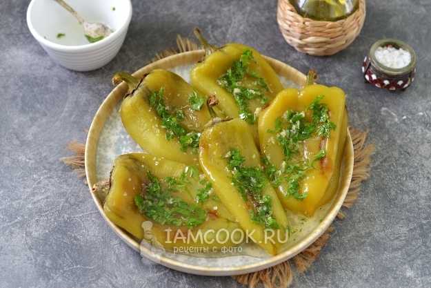 Запеченный болгарский перец с чесноком и петрушкой