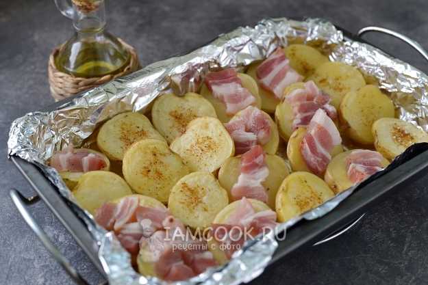 Картофель с грудинкой и луком в духовке