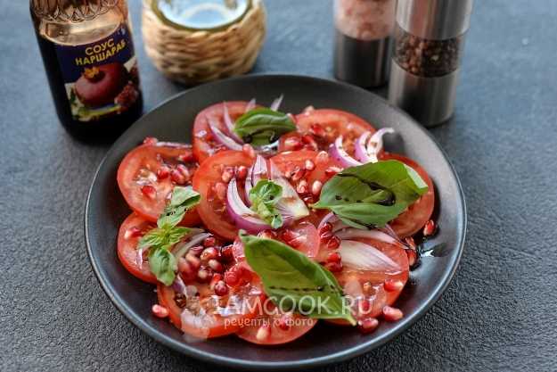 Теплый салат с баклажанами и помидорами