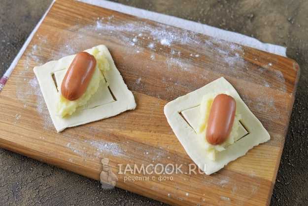 Сосиски с картошкой в слоеном тесте в духовке