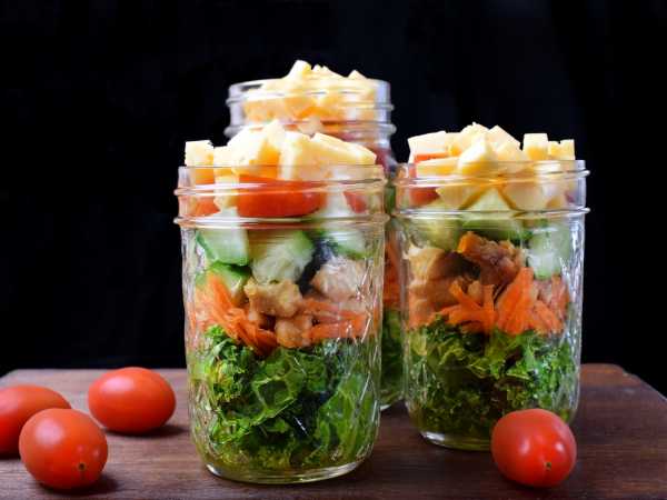 Основные ингредиенты слоеного овощного салата: