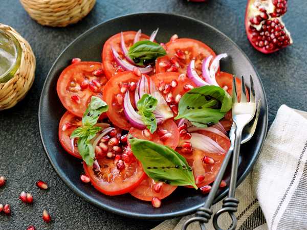 Лето красное: 7 вкусных салатов из помидоров