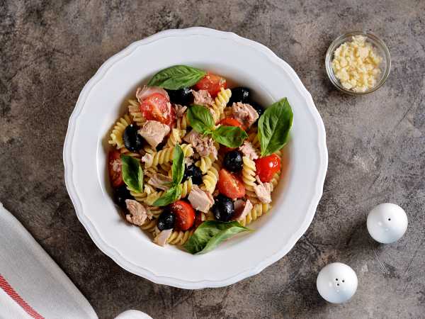 Салат с помидорами, оливками и сыром: 7 фото в рецепте