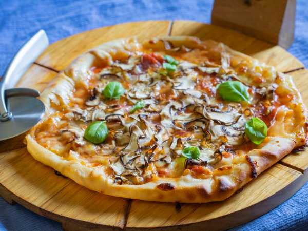 Пицца из слоёного теста с колбасой — рецепт с фото пошагово + отзывы .