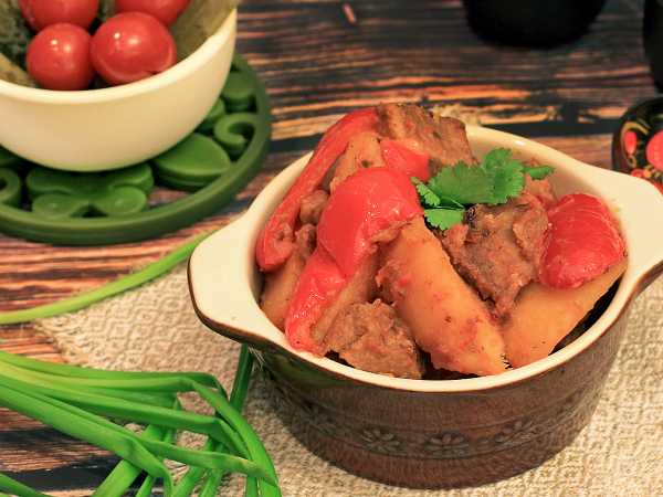 Рецепт: Мясо в горшочке - С помидорами и болгарским перцем