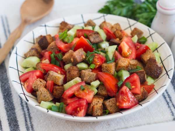Рецепт: Салат из огурцов и помидоров - с чесноком и сухариками