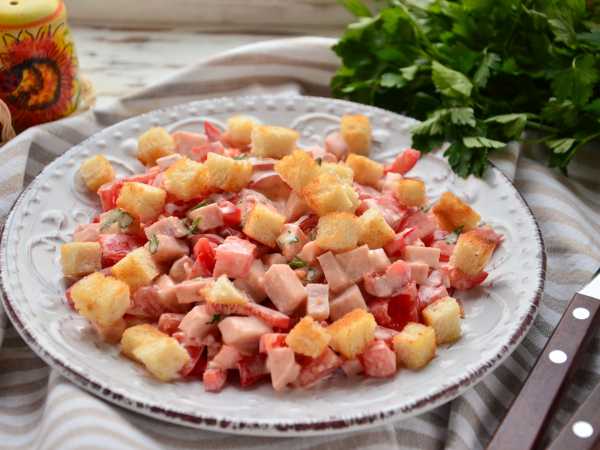 Салат с фасолью, колбасой, помидорами, сухариками и сыром — рецепт с фото