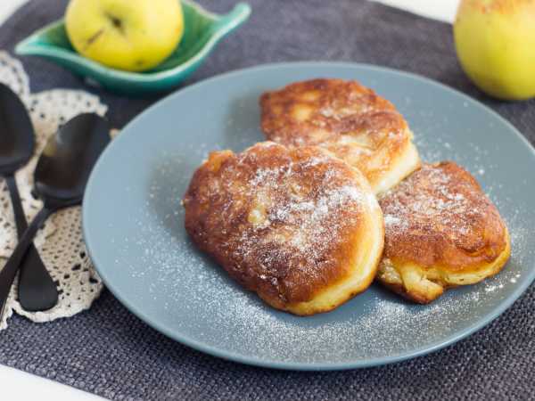 Пышные оладьи на сметане с яблоками (без яиц) — рецепт с фото