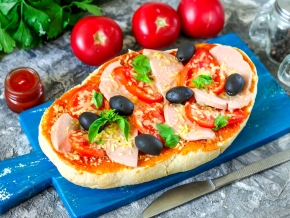Ленивые мини-пиццы с сыром и колбасой