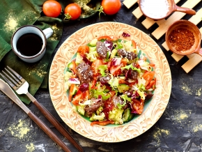 салат с говядиной и свежими овощами