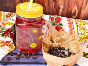 Компот из свежемороженой смородины. u e4f71c1d78056e439db611dc1a9e651f. Компот из свежемороженой смородины фото. Компот из свежемороженой смородины-u e4f71c1d78056e439db611dc1a9e651f. картинка Компот из свежемороженой смородины. картинка u e4f71c1d78056e439db611dc1a9e651f. Смородиновый компот полезен при язве и дисбактериозе, а также диабете и простуде. Его приготовление не требует особых кулинарных навыков. А замороженные ягоды практически полностью сохраняют набор полезных свойств. Обогащённый витаминами и микроэлементами напиток рекомендован к использованию в качестве профилактического средства от авитаминозов.