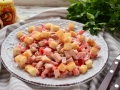 крабовый салат с помидорами и сыром слоеный | Дзен