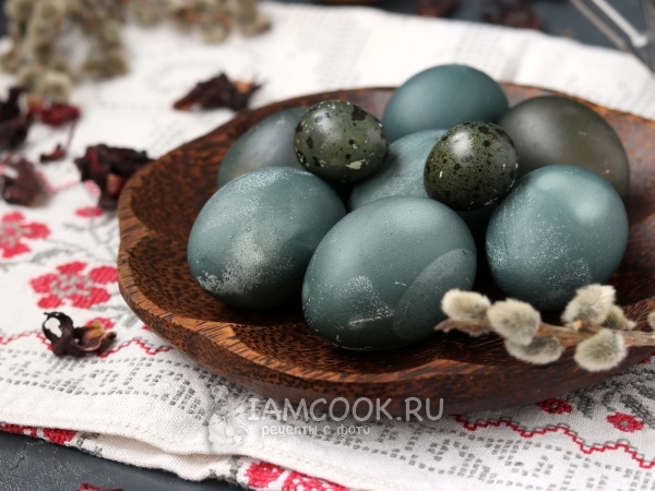 Покраска яиц на Пасху чаем каркаде, рецепт с фото