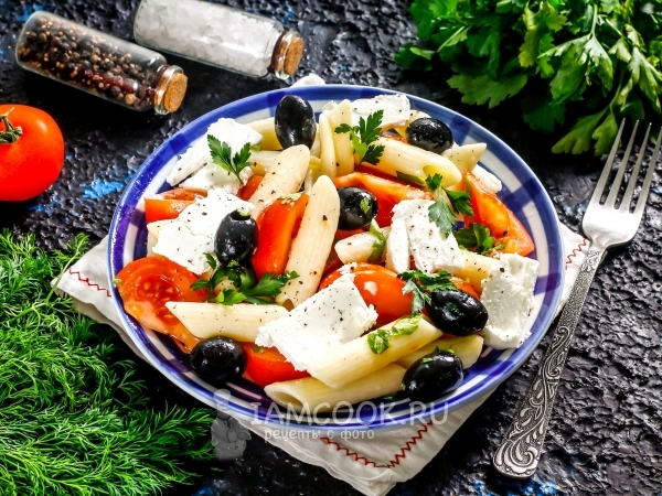 Салат с пастой пенне, фетой и помидорами, рецепт с фото