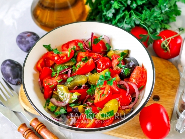 Салат с помидорами и сливами, рецепт с фото