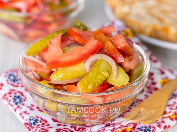 Салат с помидорами и солеными огурцами, рецепт с фото
