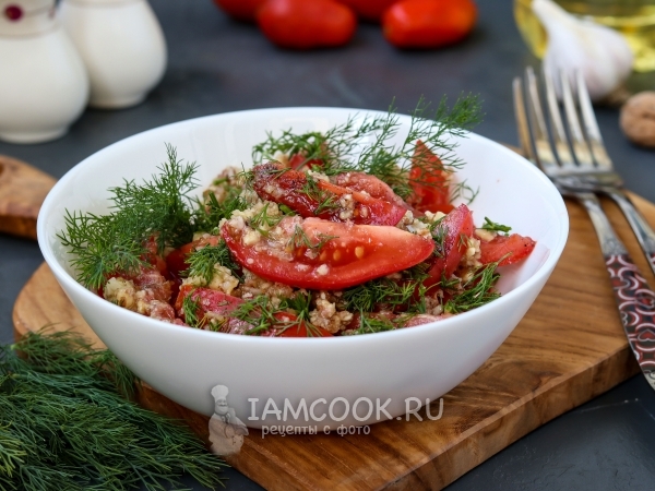 Салат с помидорами и орехово-чесночной заправкой, рецепт с фото