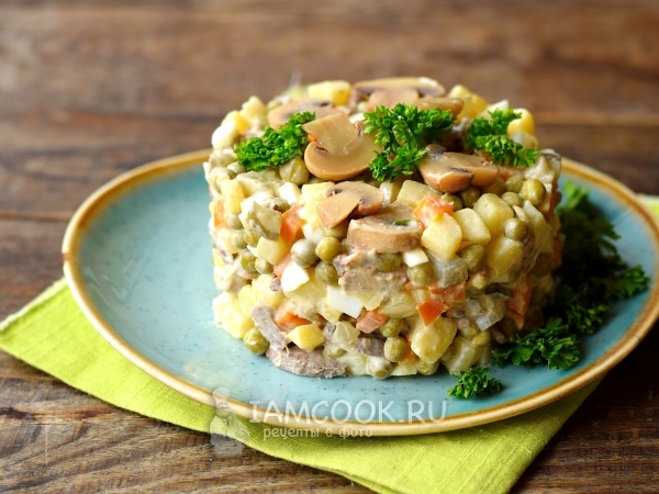Салат «Оливье» с языком и маринованными грибами, рецепт с фото