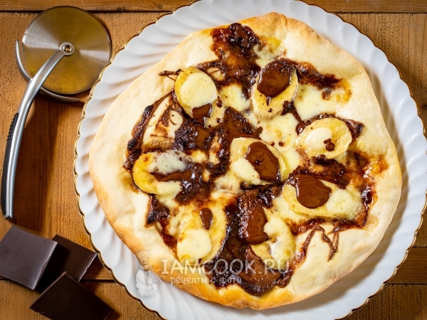Шоколадная пицца с бананом, рецепт с фото