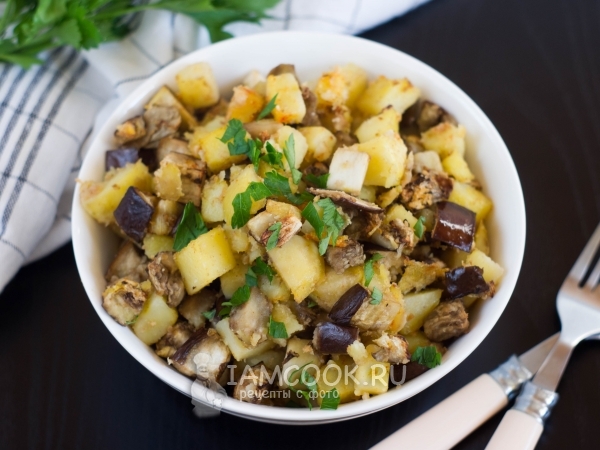 Гарнир из картофеля с баклажанами и сухарями, рецепт с фото