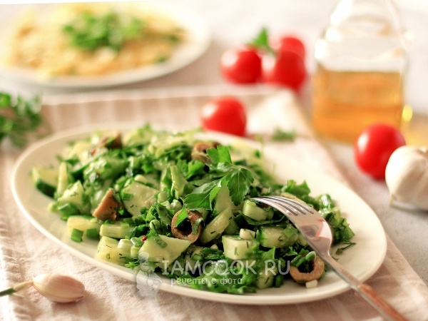 Салат из огурцов с зеленым луком и салатными листьями, рецепт с фото