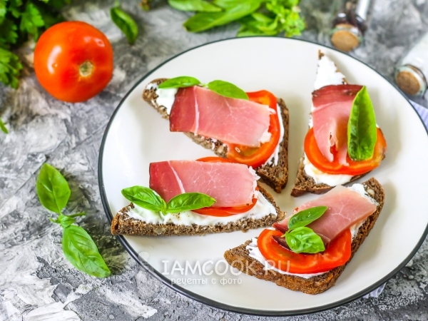 Бутерброды с вяленым мясом и помидорами, рецепт с фото