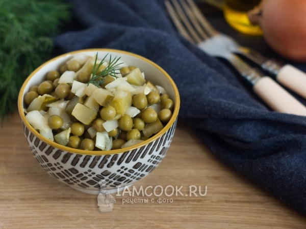 Салат с горошком, бочковыми огурцами и маринованным луком, рецепт с фото