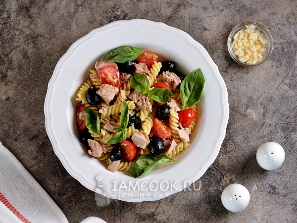 Салат с тунцом, макаронами, маслинами и помидорами, рецепт с фото