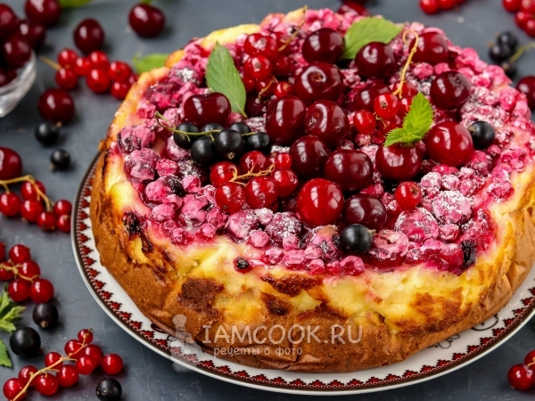 Двухслойный пирог с творожной начинкой и ягодами, рецепт с фото