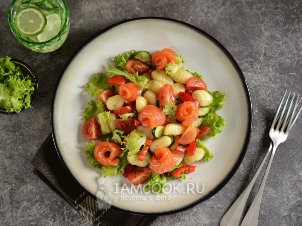 Салат с лососем, картофельными ньокки и овощами, рецепт с фото