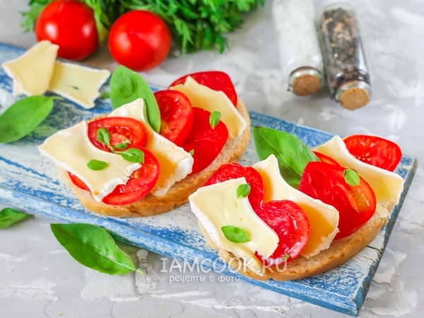 Бутерброды с сыром Бри и помидорами, рецепт с фото